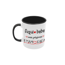 Taza Aquí bebe una persona enamorada negra