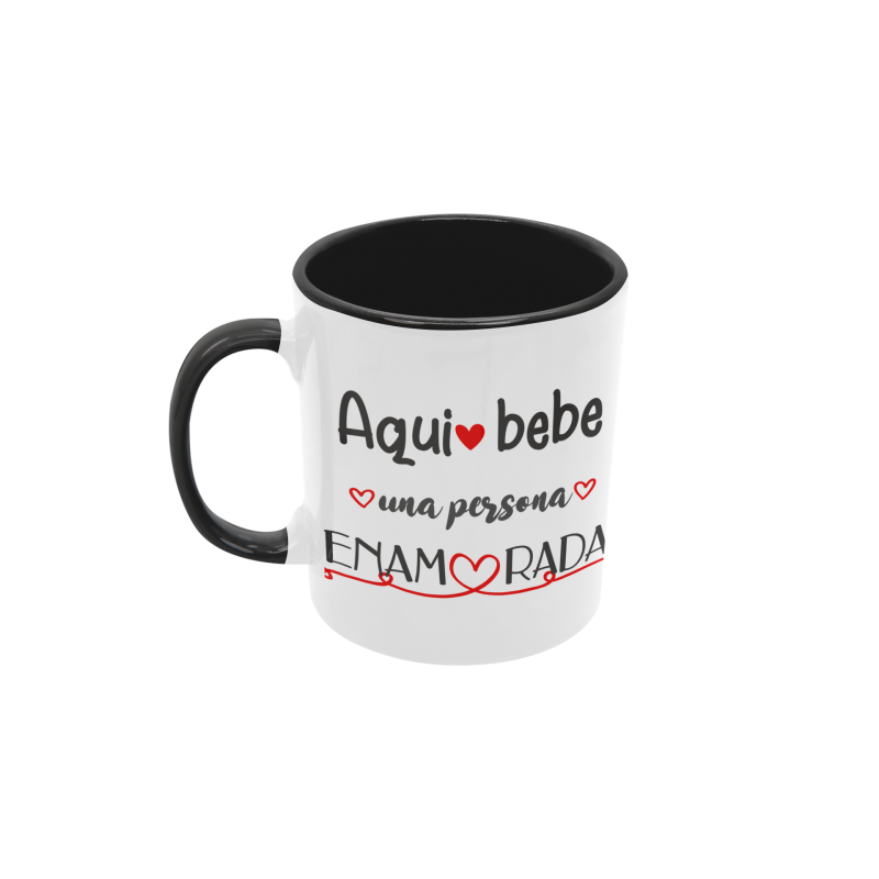 Taza Aquí bebe una persona enamorada negra