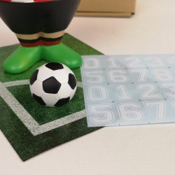 Figura futbolista rojiblanco detalle pelota