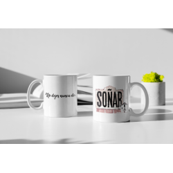 Taza No dejes nunca de SOÑAR mockup mesa